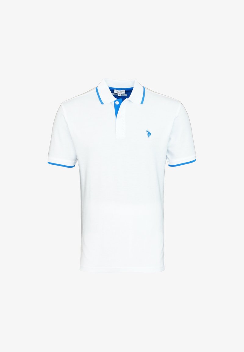 Polo blanc à manches courtes avec bordure bleue sur le col et les manches, patte de boutonnage bleue et petit logo brodé bleu sur la poitrine.