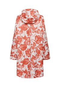 Červený pršiplášť s kvetinovým vzorom a kapucňou, navrhnutý so širokými rukávmi a gombíkovým detailom na leme, vyrobený z hladkého, ľahkého materiálu.