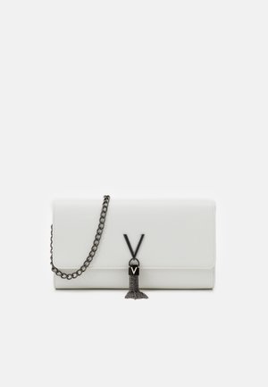 Witte leren clutch met zwarte metalen kettingriem, zwarte V-vormige sluiting en kettingkwastdetail op de voorflap.