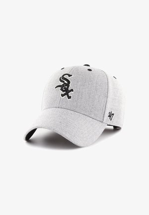 Gorra de béisbol gris claro con el logo bordado en negro "SOX" en la parte frontal y un pequeño logo negro "47" en el costado, visera curvada.