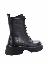 Czarne skórzane botki za kostkę z sznurowaniem, masywną podeszwą i srebrnym akcentem na obcasie. Gładka faktura i zaokrąglony czubek.
