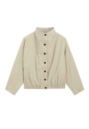 Hellbeige Jacke mit Knopfleiste, hohem Kragen, langen Ärmeln und elastischem Saum, flach auf einem weißen Hintergrund ausgebreitet.