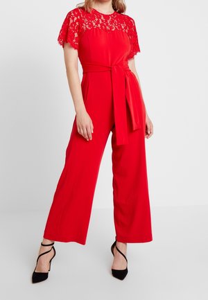 Rood jumpsuit met een kanten top met korte mouwen, wijde broekspijpen en een bijpassende ceintuur in de taille. Glad stof met fijne kanten details.