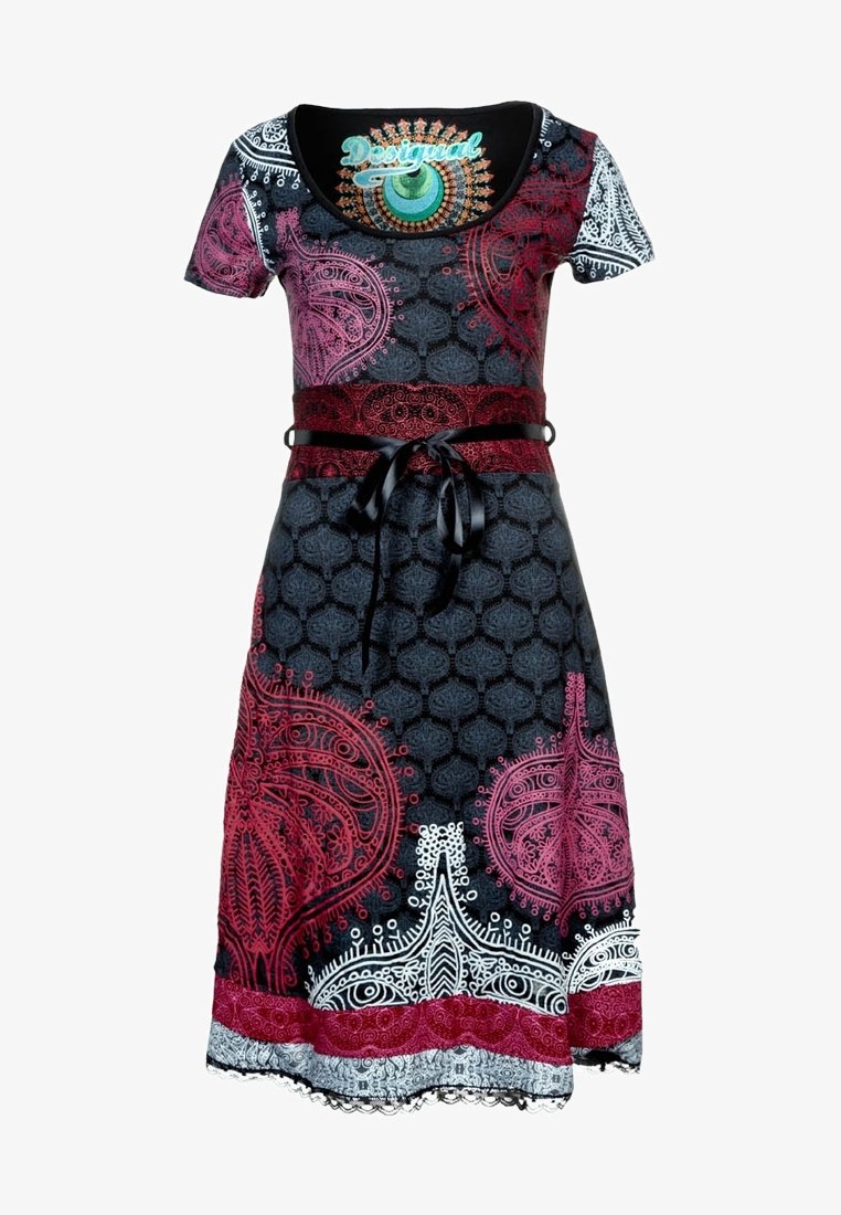 Robe à manches courtes avec base noire, motifs cachemire rouges et blancs, ceinture noire à la taille et design coloré du col intérieur étiqueté "Desigual."