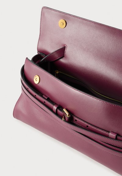 Πορφυρό δερμάτινο γυναικείο τσάντα με ανοιχτό καπάκι, που αποκαλύπτει εσωτερική τσέπη με φερμουάρ και χρυσά μαγνητικά κλείστρα, με προσαρτημένο ρυθμιζόμενο ιμάντα.