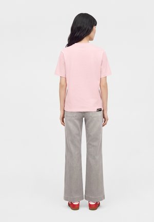Karl Lagerfeld Jeans, KLJ REG SS ESSENTIAL TEE - Тениска с щампа - lilac snow
