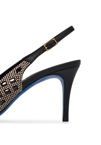Sandal nero con tacco alto e cinturino slingback, caratterizzata da una fibbia in tono dorato, design con ritagli e suola blu. Il dettaglio testurizzato aggiunge interesse.