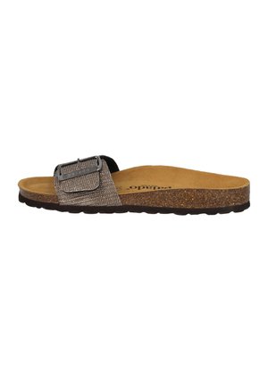 Slipper mit einem strukturierten, metallischen Riemen und einer rechteckigen Schnalle. Korkfußbett, braune Außensohle und helle, braune Innensohle.