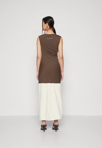 Ärmelloses braunes Kleid mit eng anliegendem Oberteil und fließendem weißen Rock. Verfügt über einen gerafften Rücken und ein Markenlabel am Ausschnitt. Einfaches Design.