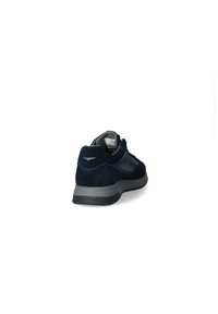 Sneakers in camoscio blu navale con un pannello in pelle liscia, dettagli grigi e una suola imbottita. Presentano un design low-top e un logo sul tallone.