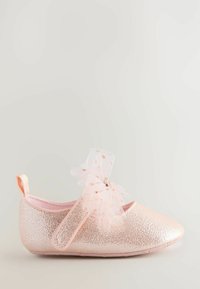 Funkelnder rosa Babyschuh mit Riemen und großer Tüllschleife mit Punkten, weicher Sohle und Stoffziehhilfe an der Ferse.
