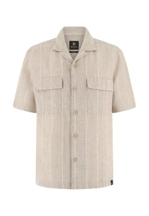 Camisa beige de manga corta con botones, con sutiles rayas verticales y dos bolsillos con solapa en el pecho.