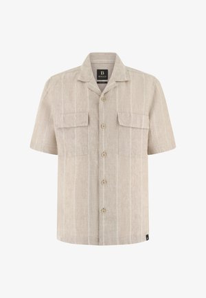 Camisa beige de manga corta con botones, con sutiles rayas verticales y dos bolsillos con solapa en el pecho.