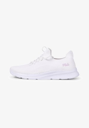 Chaussure de sport blanche avec tige en maille, design texturé, avant à lacets et léger talon. Présente un logo rose discret sur le côté.