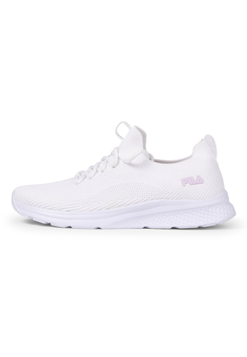 Chaussure de sport blanche avec tige en maille, design texturé, avant à lacets et léger talon. Présente un logo rose discret sur le côté.