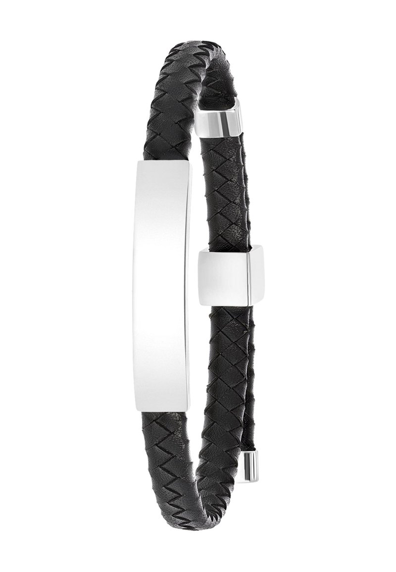Zwarte gevlochten leren armband met een vlakke zilveren metalen middenstuk en een zilveren sluiting. Beschikt over een gladde textuur en een minimalistisch ontwerp.