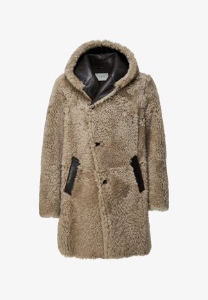 Palton bej din blană artificială, cu o glugă mare, accente din piele închisă la culoare, închidere dublu petrecută și două buzunare laterale. Exterior texturat.
