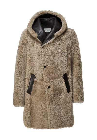 Palton bej din blană artificială, cu o glugă mare, accente din piele închisă la culoare, închidere dublu petrecută și două buzunare laterale. Exterior texturat.