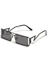 Mustat suorakulmaiset aurinkolasit tummin linssein, metallikehyksissä, joissa on ainutlaatuinen kulmikas muotoilu ja näkyviä metallikoristeita.