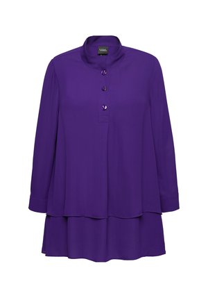 Paarse blouse met een hoge kraag, lange mouwen en drie knopen aan de voorkant. Laagjesontwerp met een soepele, lichte textuur.