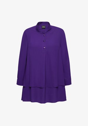 Paarse blouse met een hoge kraag, lange mouwen en drie knopen aan de voorkant. Laagjesontwerp met een soepele, lichte textuur.