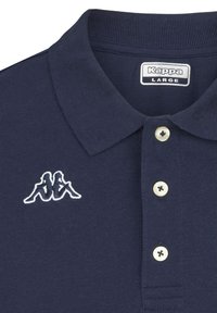 Námornícky modré polo tričko vyrobené z bavlny, s klasickým golierom, trojbuttonovým zapínaním a bielym vyšívaným logom na ľavej hrudi.