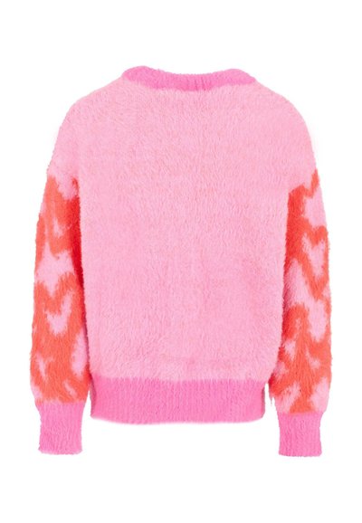 Pullover morbido a maniche lunghe di un vivace rosa con motivo a zigzag arancione e rosa chiaro sulle maniche, con scollatura e orlo a coste.