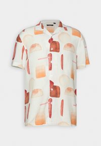 Chemise à manches courtes boutonnée avec des formes abstraites orange, rouge et beige sur fond blanc et un col camp.