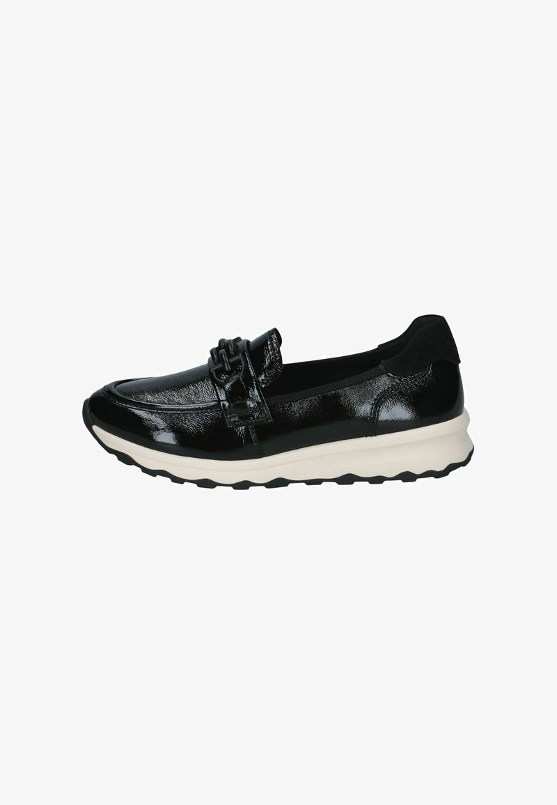 Chaussure à enfiler en cuir verni noir avec une boucle décorative et une semelle blanche épaisse avec motif de bande de roulement noir.