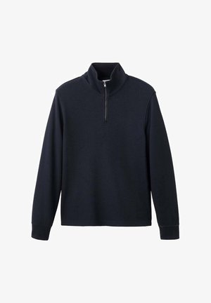 Tamno plavi dugosleeve pulover s polu-zip zatvaranjem sprijeda i uspravnim ovratnikom, jednostavnog dizajna, s rebrastim manžetama, položen ravno na bijeloj pozadini.