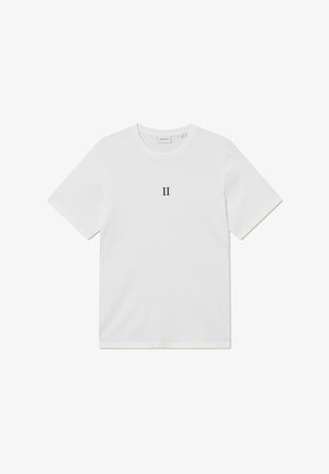 Fehér, rövid ujjú pamut póló. A mellen középen fekete "II" nyomattal. Kerek nyakú és laza fazonú.