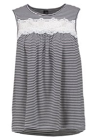 Niebieska i biała, pasiasta bluzka bez rękawów, z koronkowym akcentem na górnej części przodu, z marszczonym wykończeniem i okrągłym dekoltem.