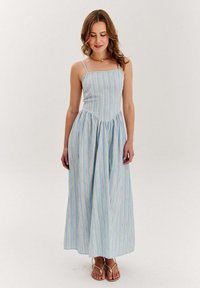 Granatowa długa sukienka w paski z cienkimi ramiączkami, dopasowanym gorsetem i marszczoną spódnicą. Lekki materiał, pionowe paski z wielokolorowymi akcentami.