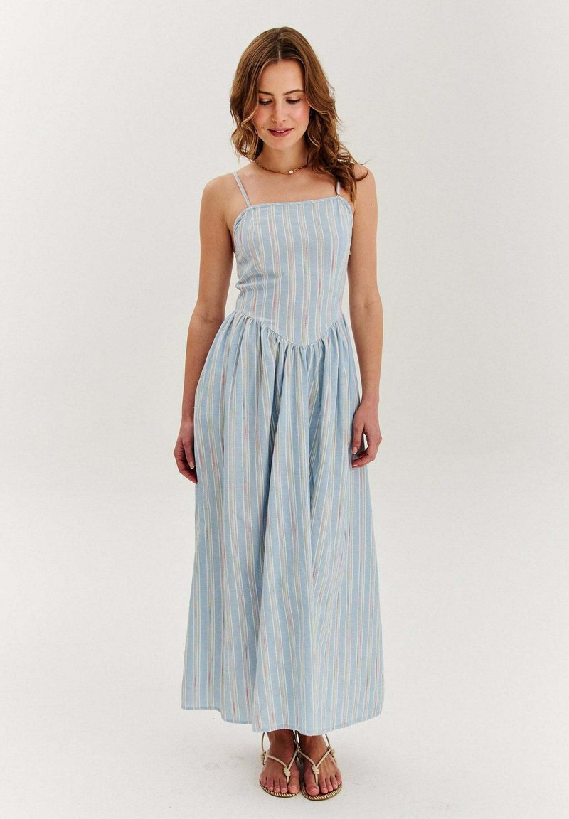 Granatowa długa sukienka w paski z cienkimi ramiączkami, dopasowanym gorsetem i marszczoną spódnicą. Lekki materiał, pionowe paski z wielokolorowymi akcentami.