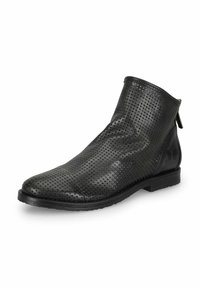 Bota de cuero negra hasta el tobillo con diseño perforado, punta redonda, textura suave, cierre con cremallera lateral y acento de tacón sólido en contraste.
