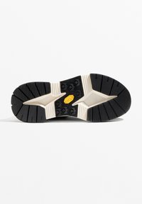 OYSHO Sportcipő - black