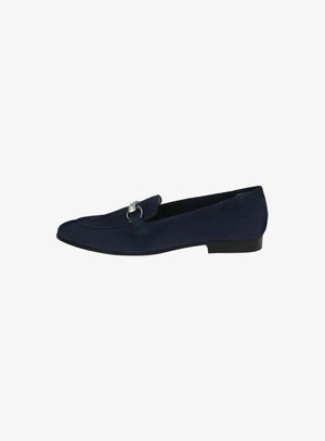 Marineblauwe suede instappers met een decoratieve zilveren hardware accent aan de voorkant en een lage hak. Gladde textuur en gestroomlijnd ontwerp.