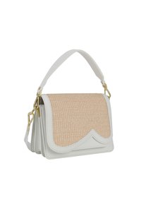 Weiße Lederhandtasche mit einem strukturierten, hellbeigen gewebten Panel. Sie verfügt über einen Klappverschluss mit gewelltem Rand und goldenen Hardware-Details.