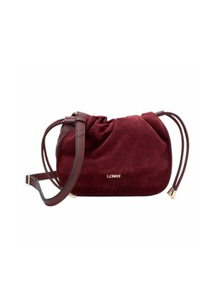 Sac à main en daim bordeaux avec un design froncé, une bandoulière réglable en cuir marron, un détail logo doré et des accents en cuir lisse.