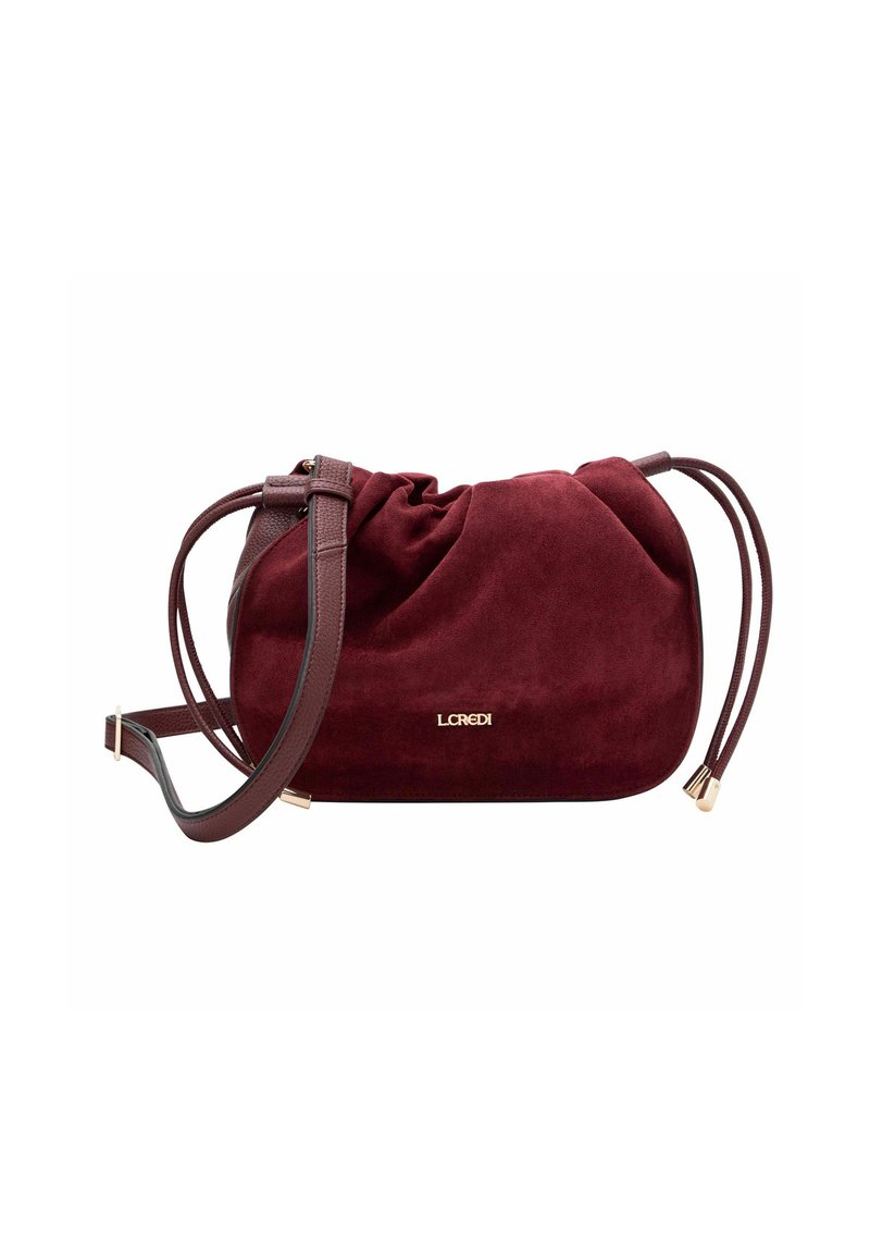 Borsa a tracolla in suede bordeaux con design arricciato, tracolla regolabile marrone, dettaglio in oro del logo e inserti in pelle liscia.