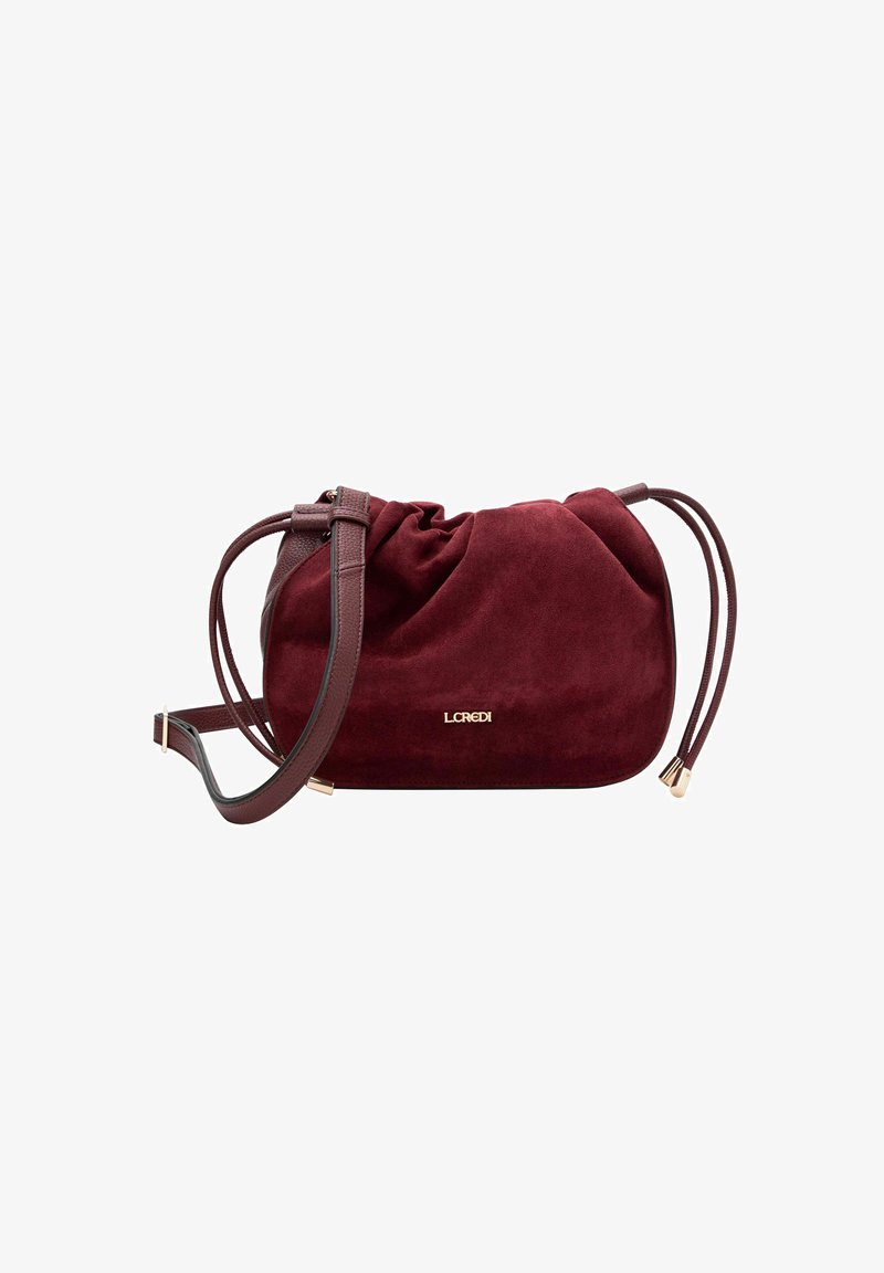 Borsa a tracolla in suede bordeaux con design arricciato, tracolla regolabile marrone, dettaglio in oro del logo e inserti in pelle liscia.