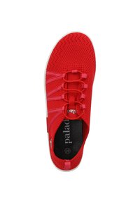 Roter Sportschuh mit Obermaterial aus Mesh, elastischen Schnürsenkeln und einer weißen Gummisohle. Auffällige Textur mit diagonaler Naht und Branding auf der Innensohle.