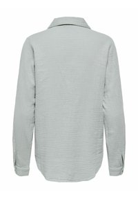 Chemise à manches longues gris clair en tissu texturé, col classique et poignets boutonnés, vue de dos sur fond blanc.