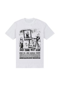 Bílé tričko s černým grafickým potiskem postav a textu souvisejících s Halloweenskou tematikou, včetně Jacka, Sally a různých tematických prvků.