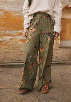 Next, TALL FIT - NATIONAL TRUST X WIDE LEG - Stoffhose - khaki/green floral