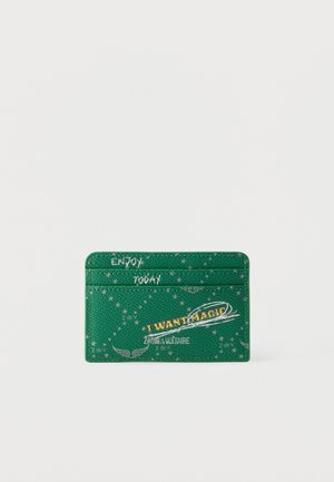 Porte-cartes en cuir vert avec motifs d'étoiles argentées, texte "ENJOY TODAY," "I WANT MAGIC," et nom de la marque "ZADIG & VOLTAIRE" sur le devant.