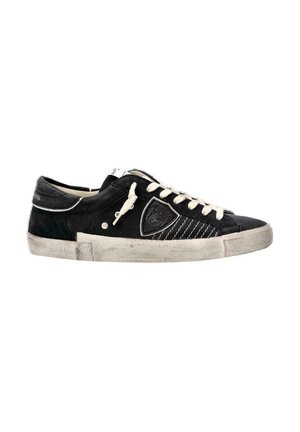 Baskets en suède noir avec des lacets crème. Elles présentent un logo triangulaire, des détails cousus et une semelle en caoutchouc texturée. Aspect usé sur la semelle.