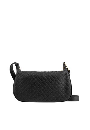 Borsa a tracolla in pelle intrecciata nera con forma curvata, tracolla regolabile e dettagli in hardware dorato. Presenta un pattern testurizzato.