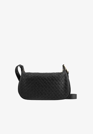Czarna pleciona skórzana torba na ramię o zaokrąglonym kształcie, z regulowanym paskiem i złotymi detalami. Posiada teksturowany wzór.