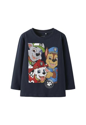 Marineblaues Langarm-T-Shirt mit grafischem Druck von Cartoon-Hunden in Polizeimützen, mit grünen und roten Akzenten, aus weichem Baumwollmaterial gefertigt.